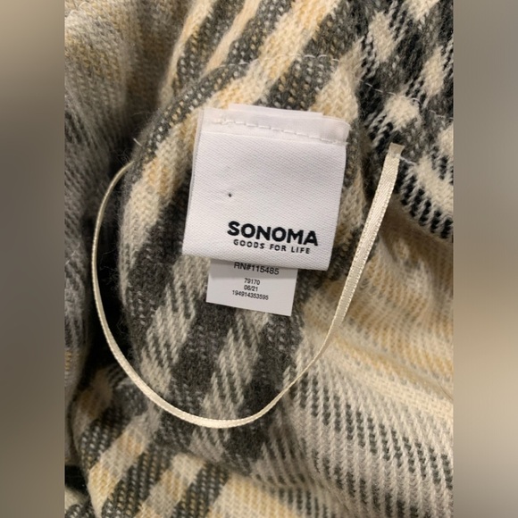 Sonoma Women's Poncho, Cream, Gray & Black Plaid w/Two Toggle Front Closure; OS - Picture 5 of 10